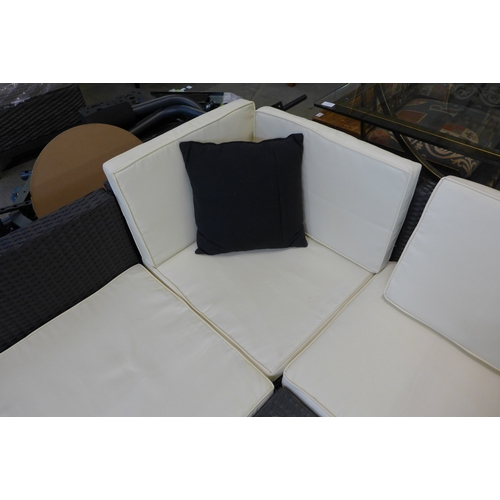 1537 - A five piece modular patio seating seat