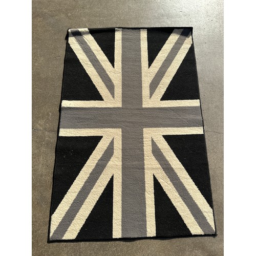 1574 - A champagne bucket and union flag rug