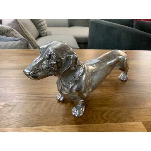 1320 - A silver Dachshund figure (TPR7319)