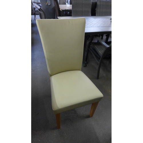 1421 - A cream marble effect dining table with a set of four cream leather dining chairs