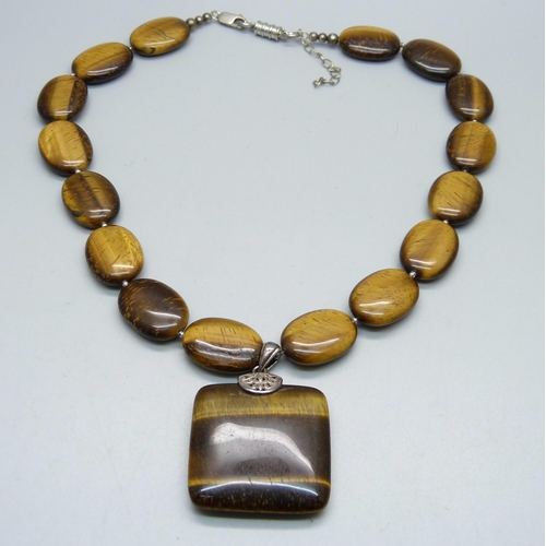 1024 - A silver tigers eye 'chunky' necklace