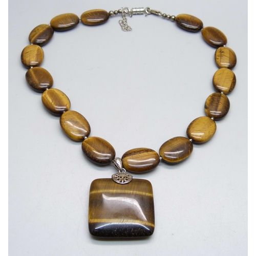 1024 - A silver tigers eye 'chunky' necklace