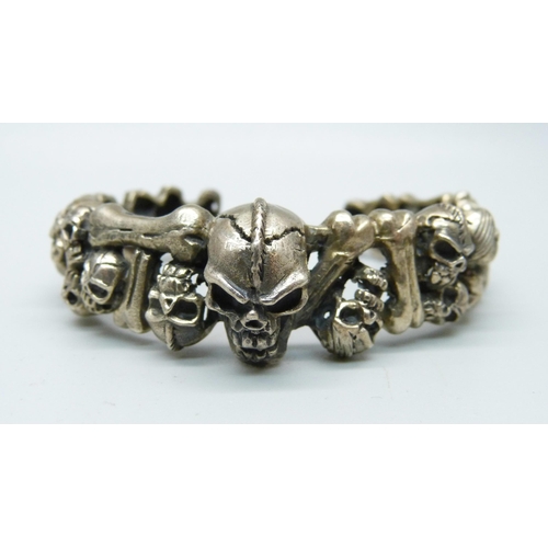 1025 - A silver skull bangle, 48g, back opening 24mm