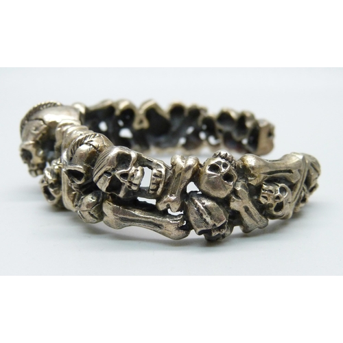 1025 - A silver skull bangle, 48g, back opening 24mm