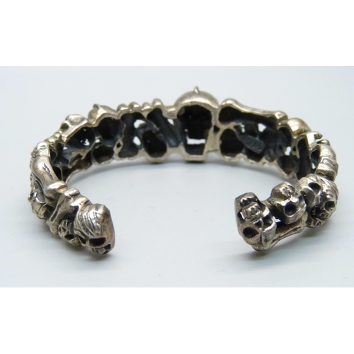 1025 - A silver skull bangle, 48g, back opening 24mm