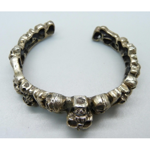 1025 - A silver skull bangle, 48g, back opening 24mm