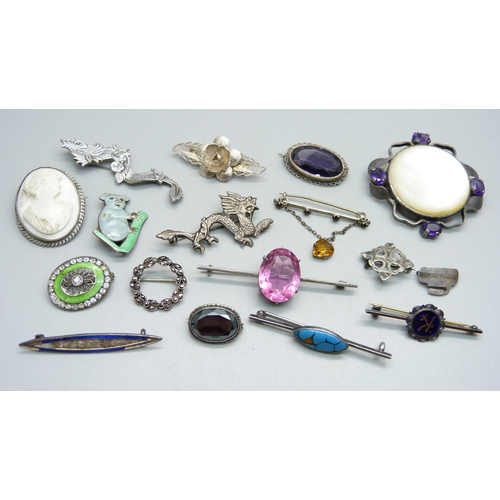 1027 - Vintage silver and white metal brooches