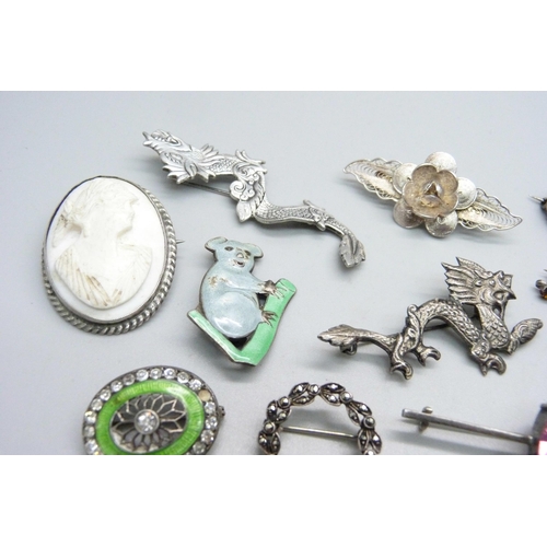 1027 - Vintage silver and white metal brooches