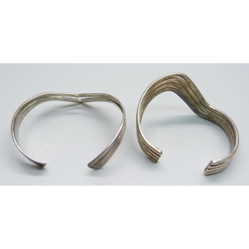 1029 - Two silver bangles, 57.9g