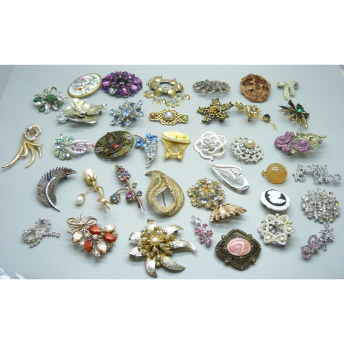 1039 - Forty costume brooches