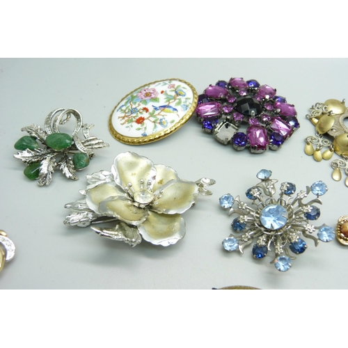 1039 - Forty costume brooches