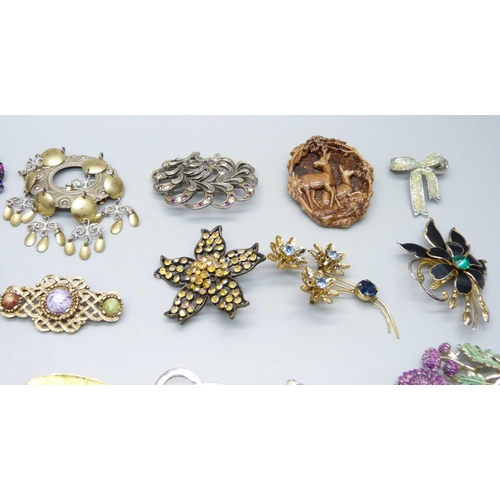 1039 - Forty costume brooches