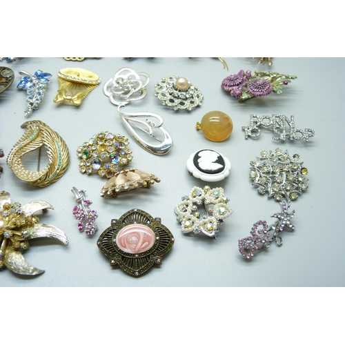 1039 - Forty costume brooches