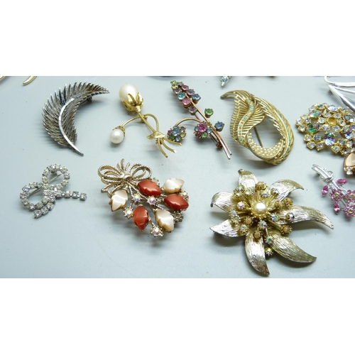 1039 - Forty costume brooches