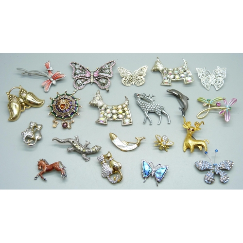 1041 - Twenty animal costume brooches