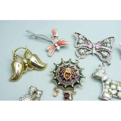 1041 - Twenty animal costume brooches