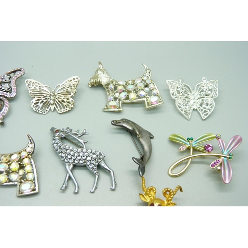 1041 - Twenty animal costume brooches