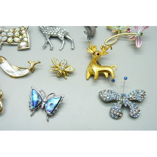 1041 - Twenty animal costume brooches