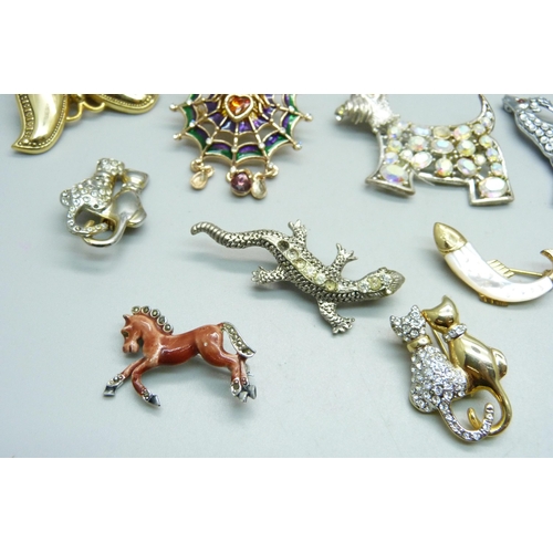 1041 - Twenty animal costume brooches