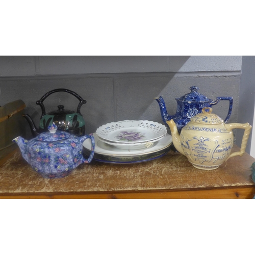 1043 - An 1850 Derby Co-op Jubilee tea pot, other teapots, decorative and collectors plates **PLEASE NOTE T... 