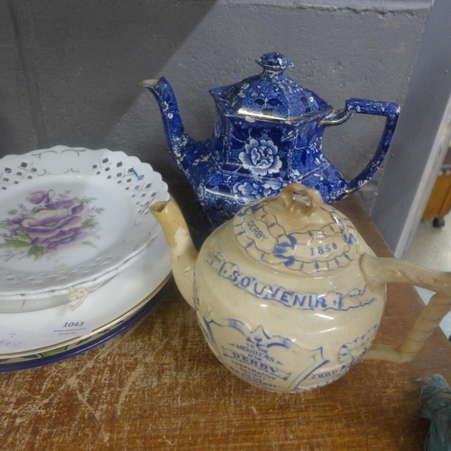 1043 - An 1850 Derby Co-op Jubilee tea pot, other teapots, decorative and collectors plates **PLEASE NOTE T... 