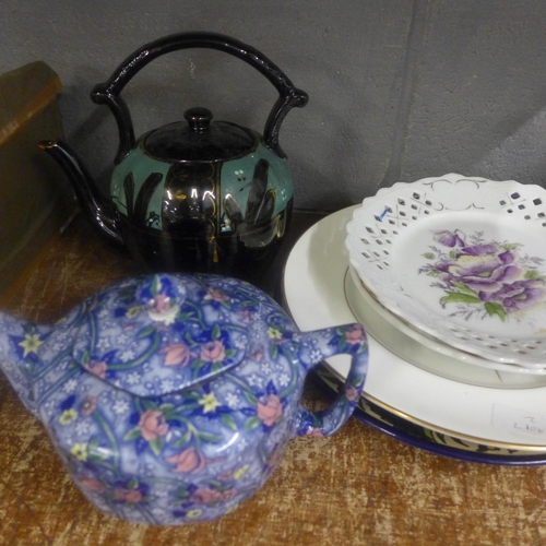 1043 - An 1850 Derby Co-op Jubilee tea pot, other teapots, decorative and collectors plates **PLEASE NOTE T... 