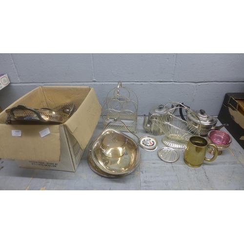 1066 - Plated ware including a silver preserve knife **PLEASE NOTE THIS LOT IS NOT ELIGIBLE FOR POSTING AND... 