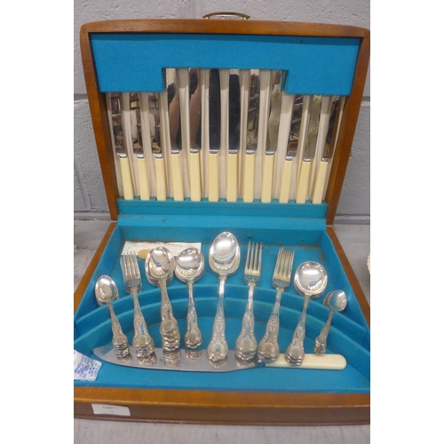 1073 - A canteen of cutlery