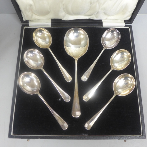 1086 - A Northern Goldsmiths cased set of plated fruit spoons