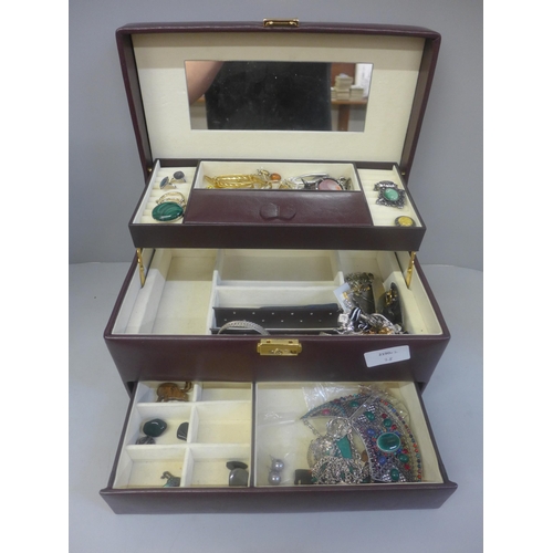 672 - A large jewellery box of costume jewellery