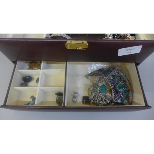 672 - A large jewellery box of costume jewellery