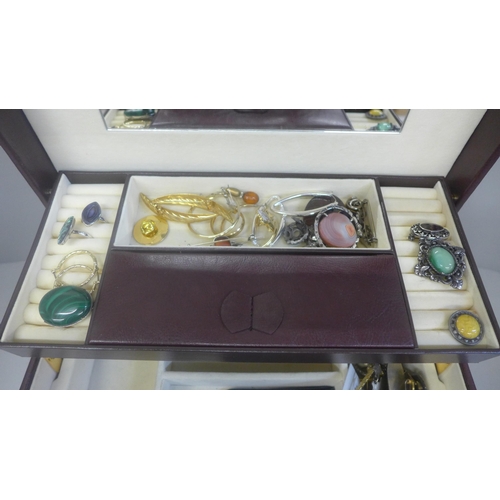 672 - A large jewellery box of costume jewellery