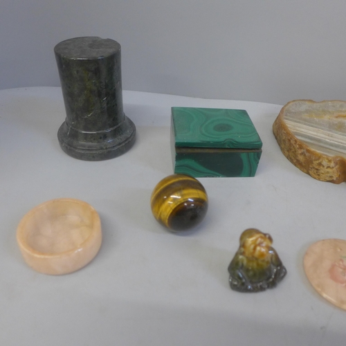 676 - Assorted agate pieces including a Tiger's Eye globular walking cane top and Malachite