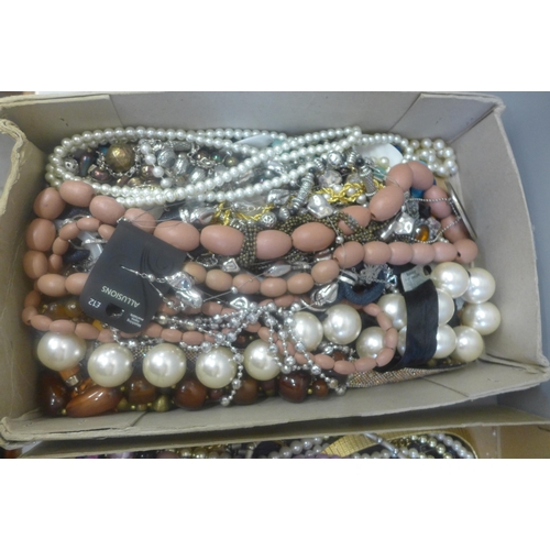 689 - Approximately sixty items of costume jewellery