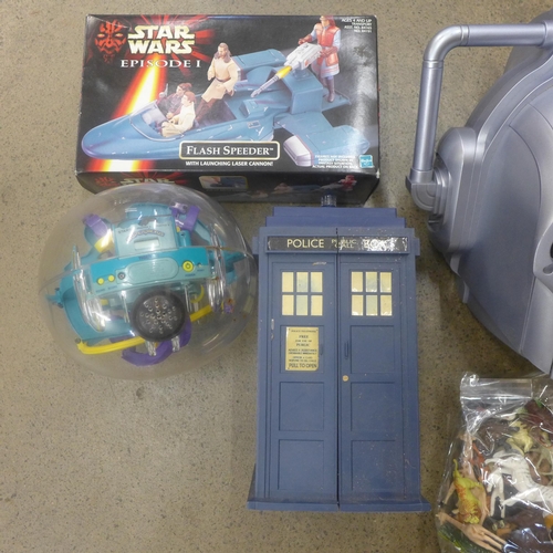 707 - A Star Wars Episode 1 Flash Speeder, a Doctor Who Cyberman helmet, a Tardis with trading cards, plas... 