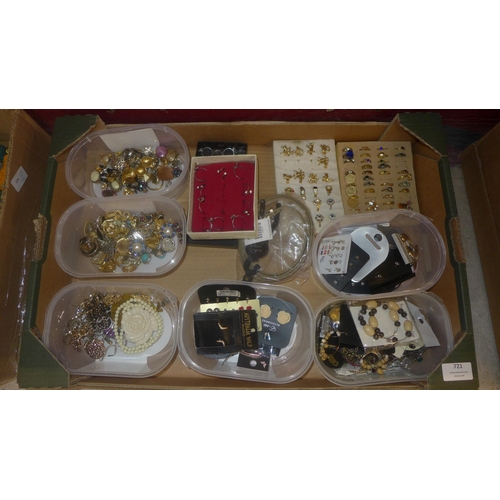 721 - A box of costume jewellery, rings, earrings, etc.