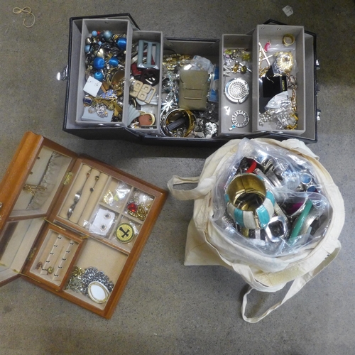 748 - A collection of assorted costume jewellery, wristwatches, etc.