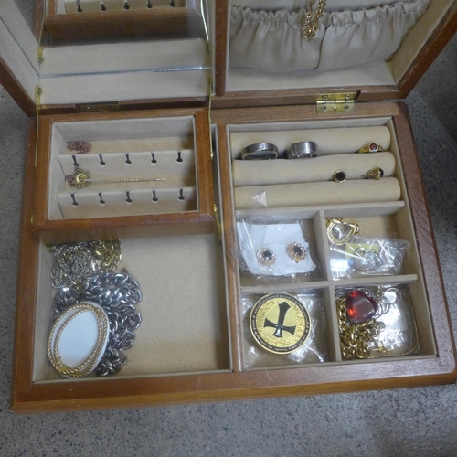 748 - A collection of assorted costume jewellery, wristwatches, etc.