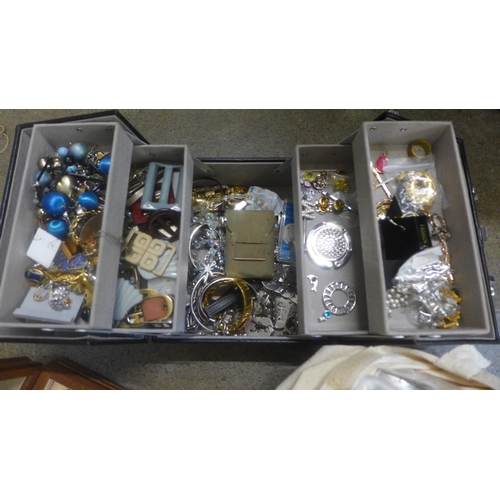 748 - A collection of assorted costume jewellery, wristwatches, etc.