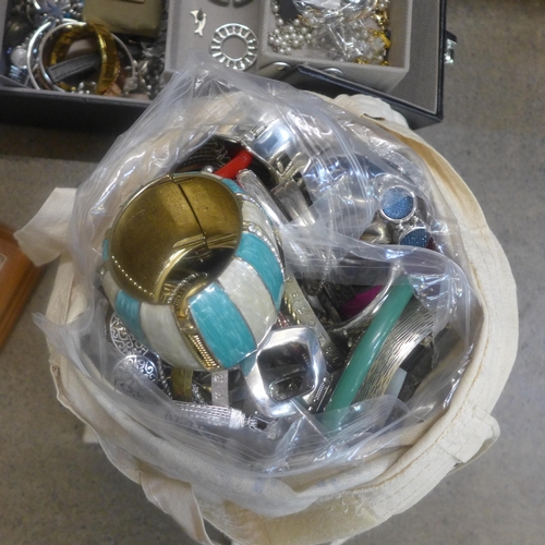 748 - A collection of assorted costume jewellery, wristwatches, etc.