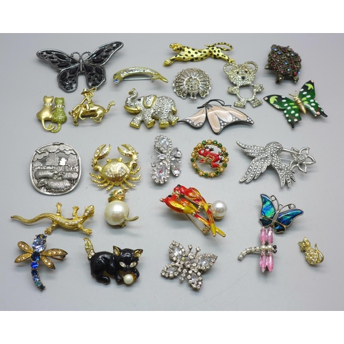 842 - Animal themed brooches
