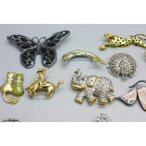 842 - Animal themed brooches