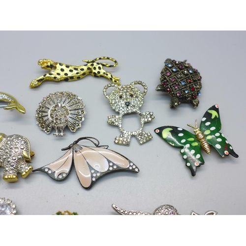 842 - Animal themed brooches