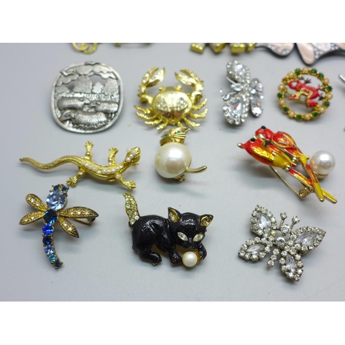 842 - Animal themed brooches