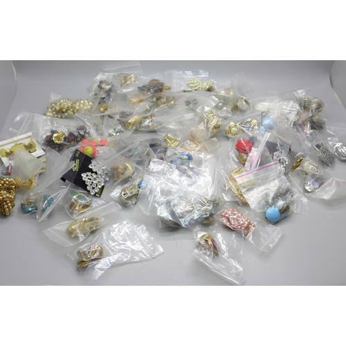 848 - Eighty-five pairs of clip-on earrings