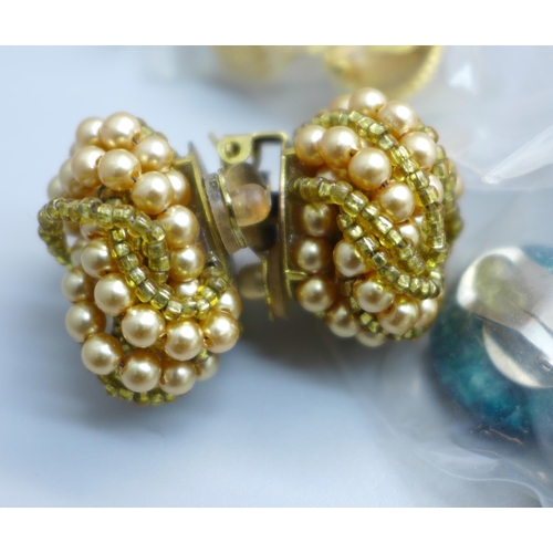 848 - Eighty-five pairs of clip-on earrings