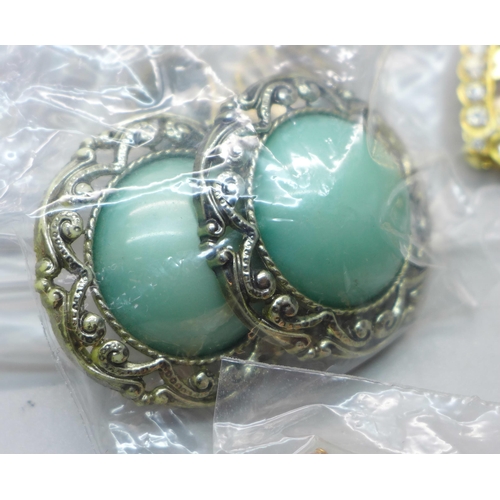 848 - Eighty-five pairs of clip-on earrings