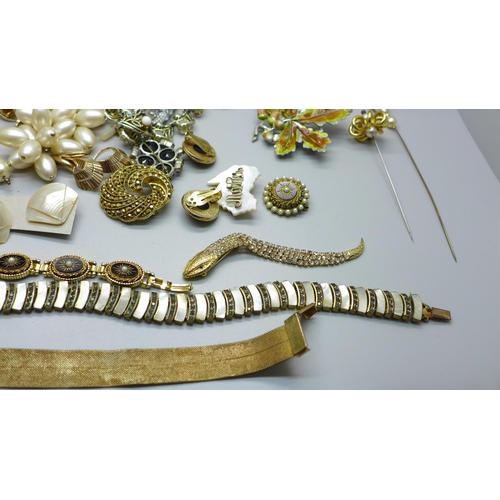 851 - Costume jewellery, hat pins, a Stratton compact, etc.