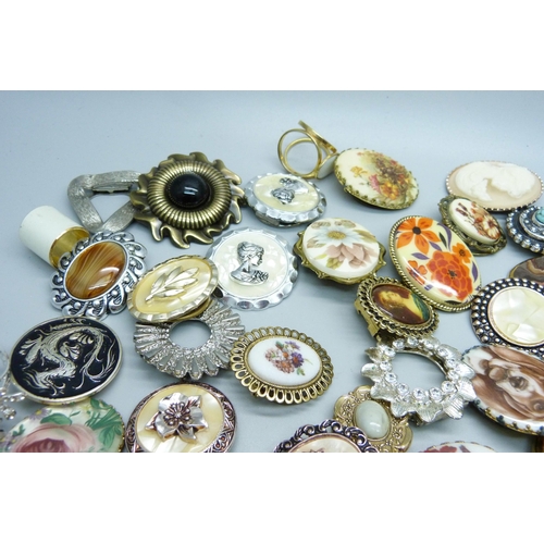 854 - Eighty assorted scarf rings/clips