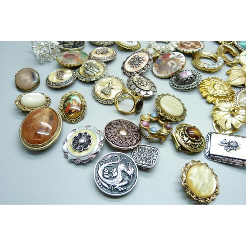 854 - Eighty assorted scarf rings/clips